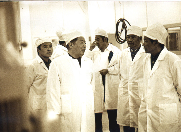 原湖南省副省長熊清泉在生產現(xiàn)場參觀