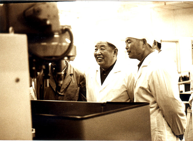 原湖南省副省長熊清泉在生產現(xiàn)場參觀