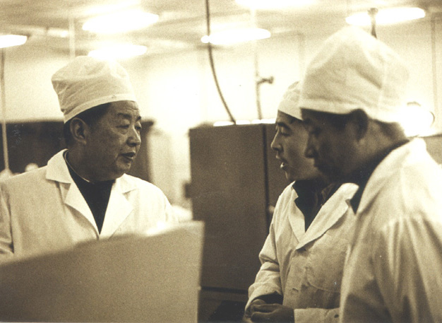 原湖南省副省長熊清泉在生產現(xiàn)場參觀