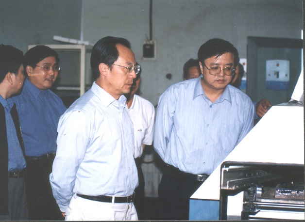 省信息產業(yè)廳廳長陳彰清和市委書記歐陽斌在生產現(xiàn)場參觀